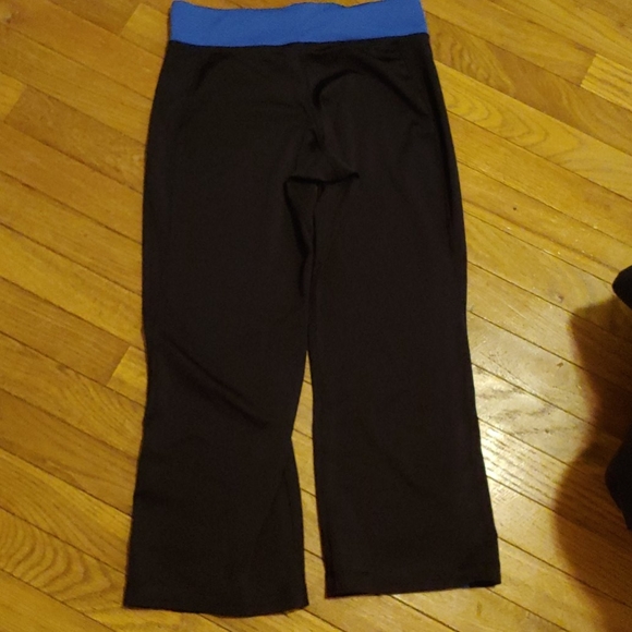 💙NWOT!Adidas Crop Leggings flare slightly - Picture 3 of 3